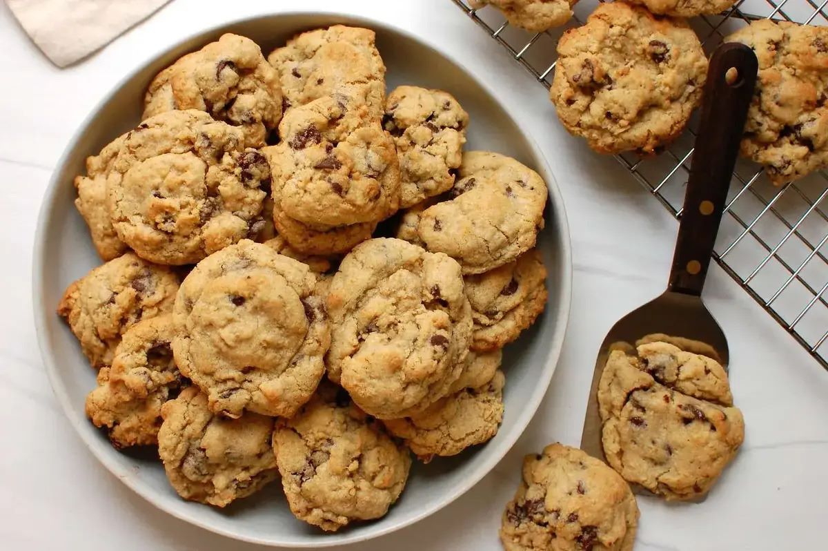 chewy-chocolate-chip-oatmeal-cookies-recipe