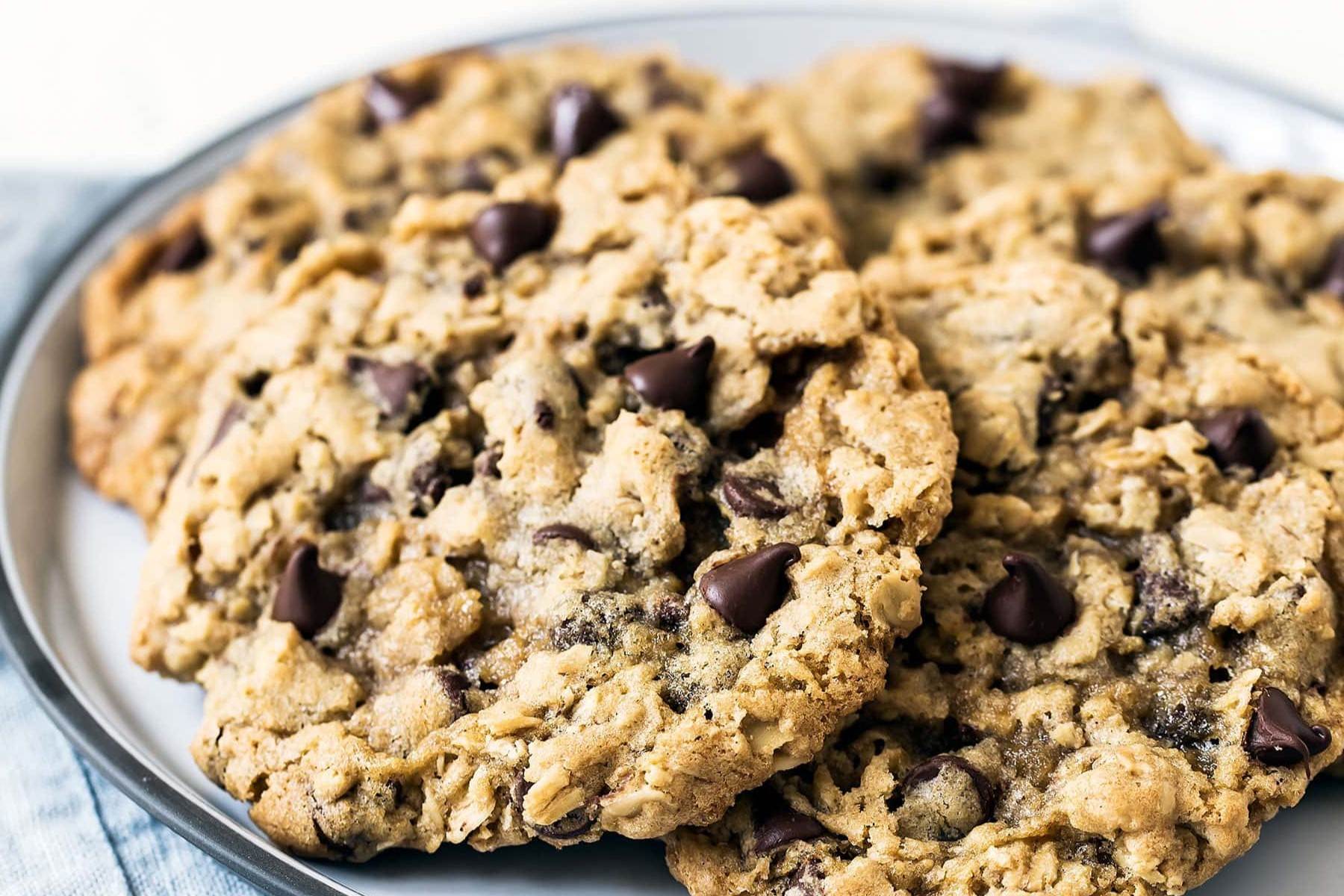 chocolate-chip-oatmeal-cookies-recipe