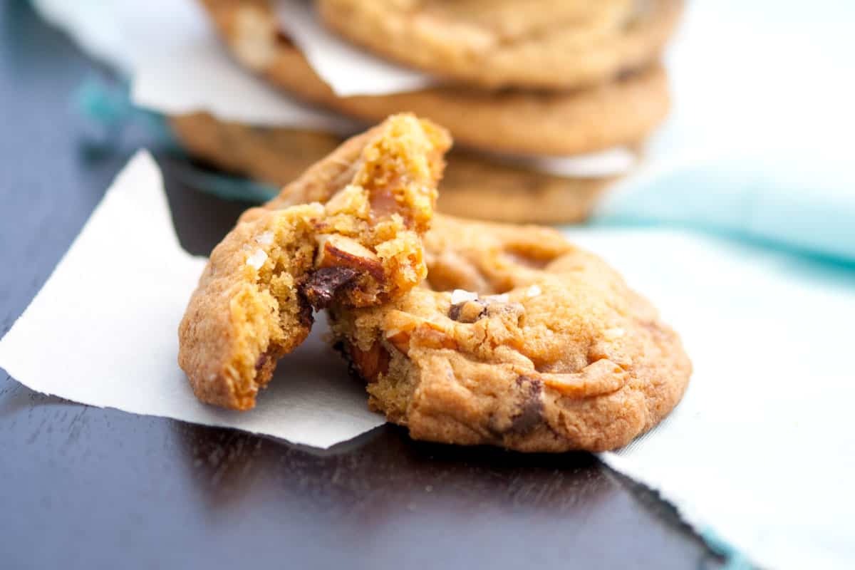 salted-caramel-chocolate-chip-cookies-recipe