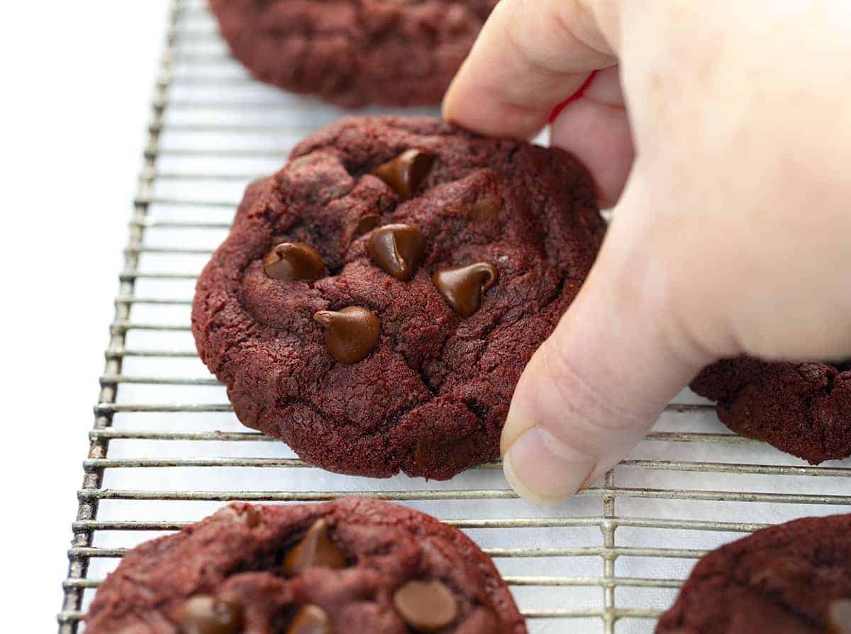 red-velvet-chocolate-chip-cookies-recipe