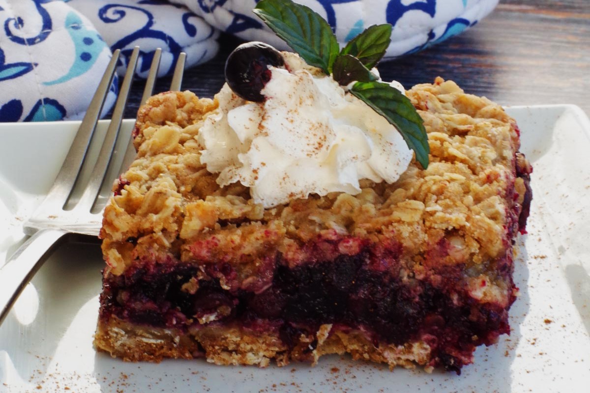 saskatoon-berry-cream-cheese-crumb-cake-recipe