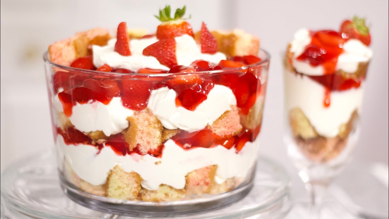 strawberry-shortcake-punch-bowl-cake-recipe