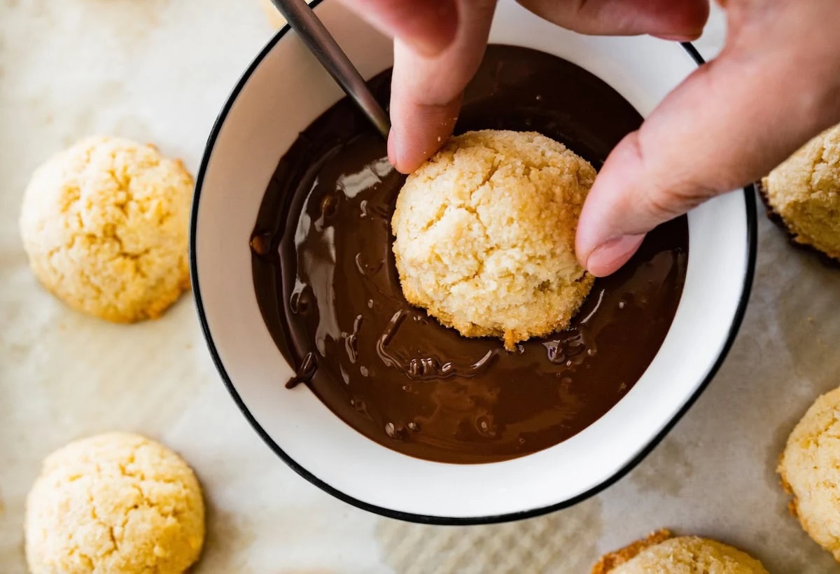 coconut-macaroons-with-chocolate-dip-recipe