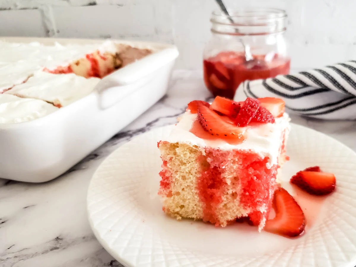 strawberry-shortcake-poke-cake-recipe