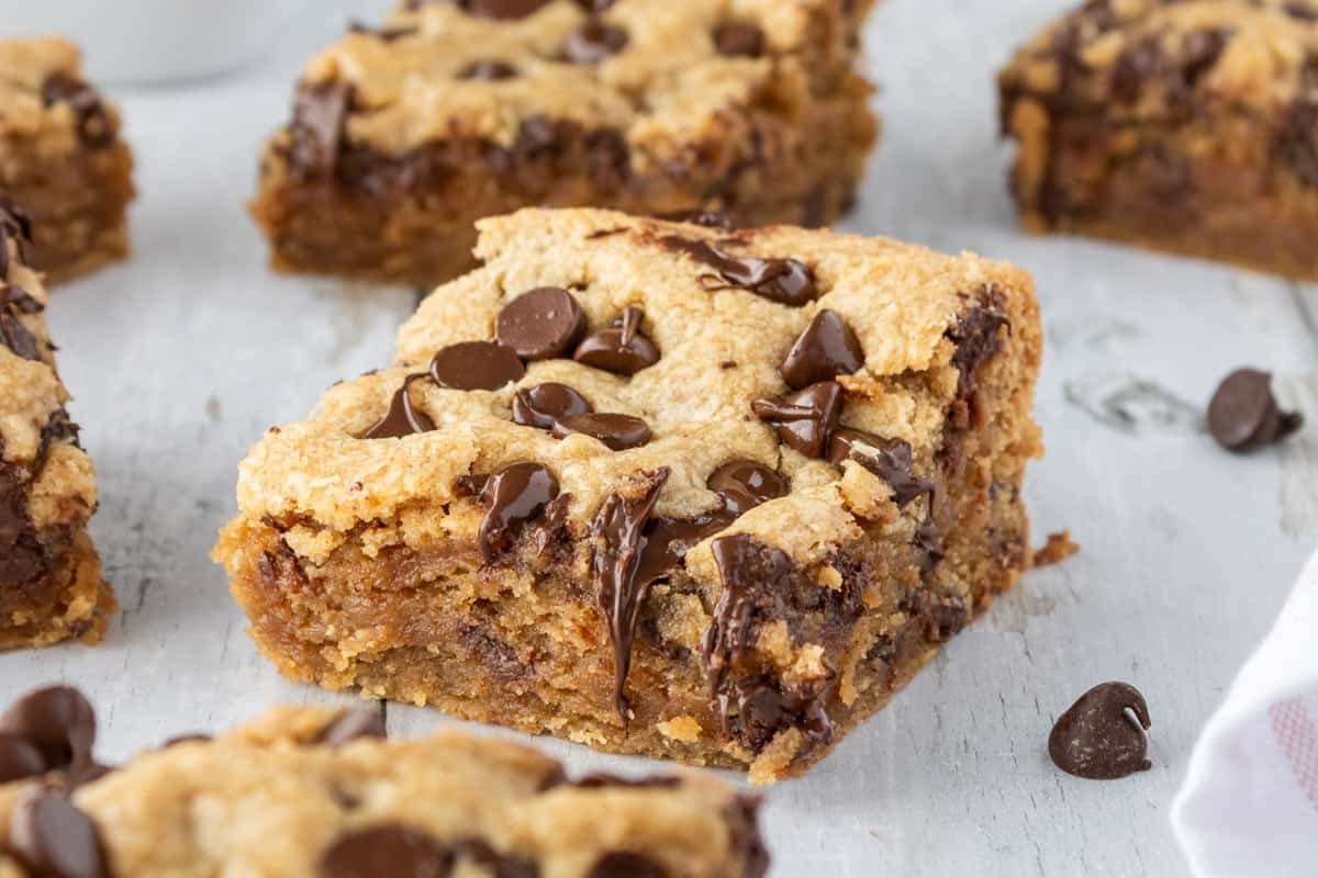 peanut-butter-chocolate-chip-bars-recipe