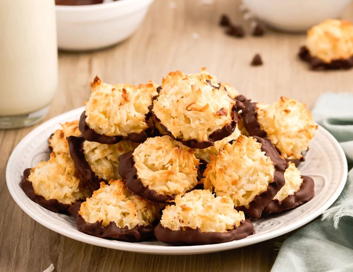 chocolate-dipped-coconut-macaroons-recipe