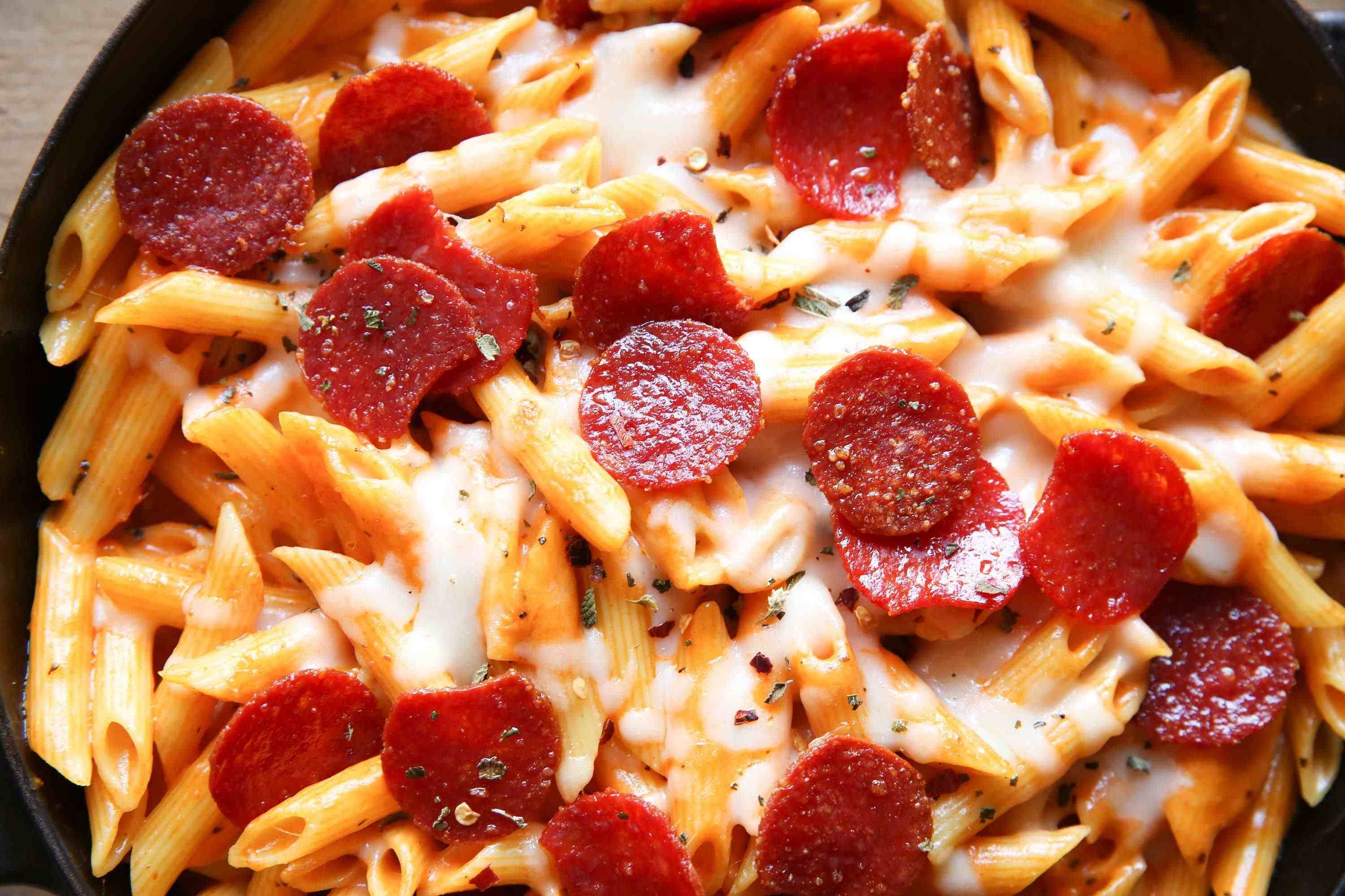 macaroni-and-cheese-pizza-bake-recipe