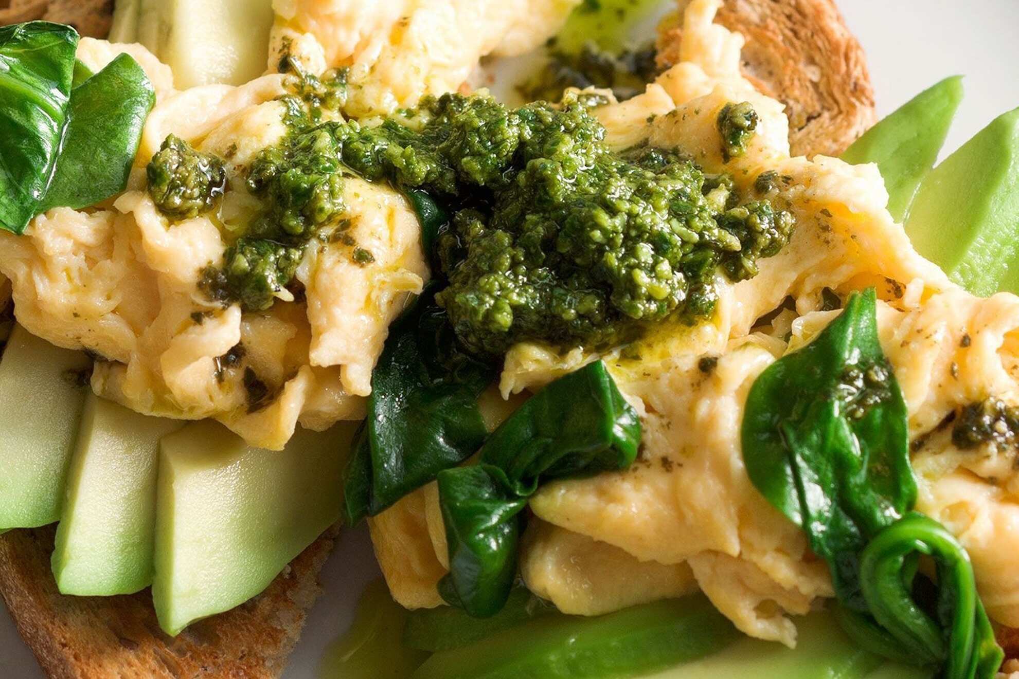 pesto-scrambled-eggs-recipe