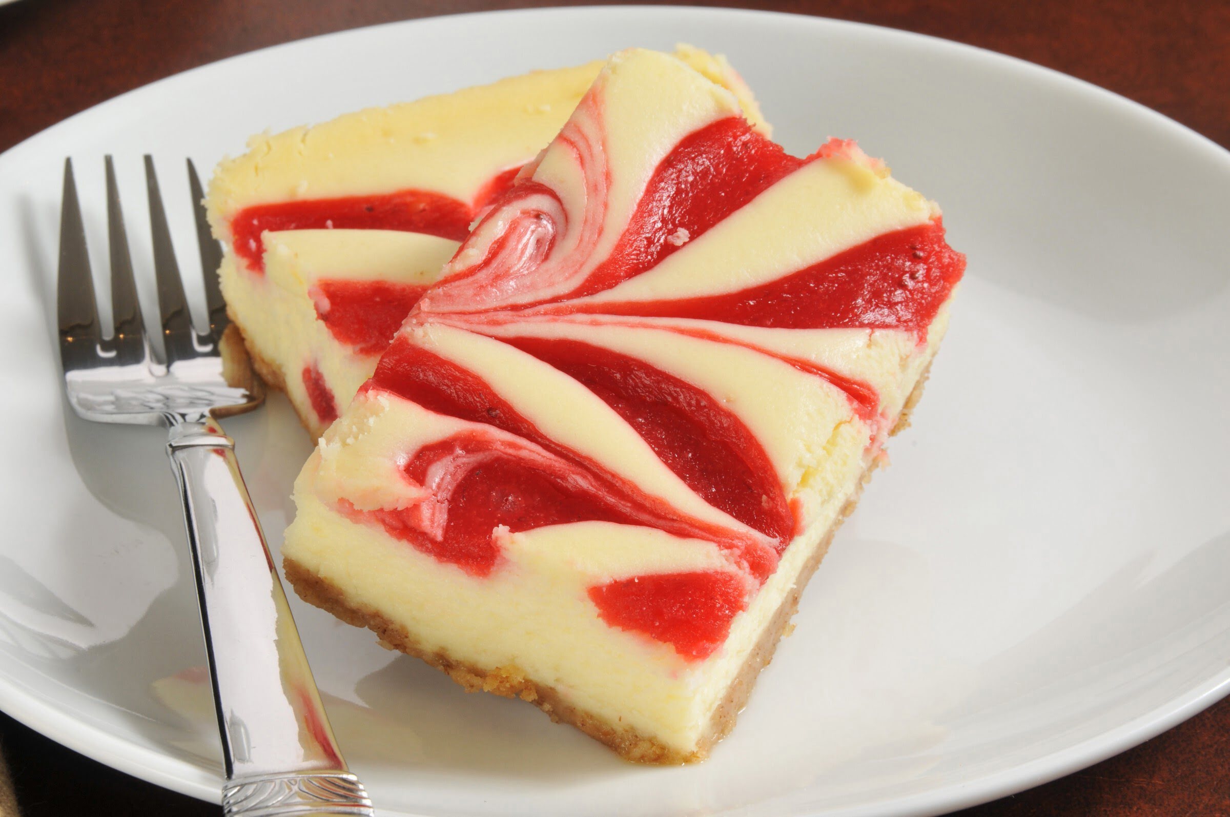 strawberry-swirl-cheesecake-bars-recipe